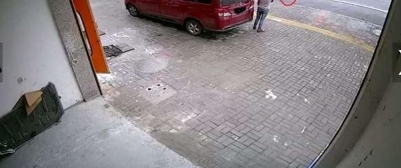 ���ս�ͷһ��Ů���൶��׷���� ��Ѳ�龯���Ʒ�