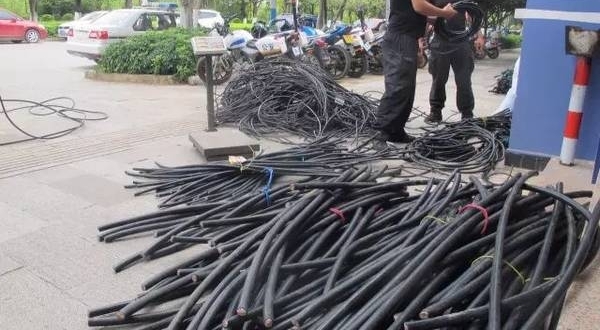 ��������·ĳС�������ϰ屻ץ�ˣ�զ���£�