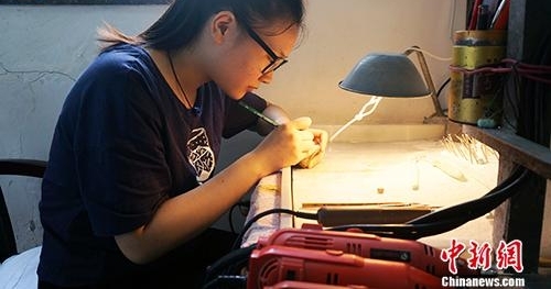 非遗传承人推动玉雕进校园:年轻手艺人要耐得住寂寞