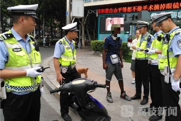 老外骑无牌车街上兜风 交警检查直呼我是外国人