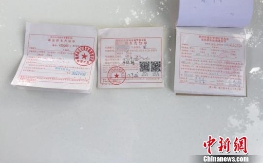 广西柳州现假违停罚单可扫二维码缴罚款 警方介入调查