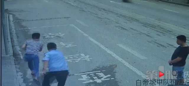 警方查车时驾驶员突然拔腿就逃 原因竟是...