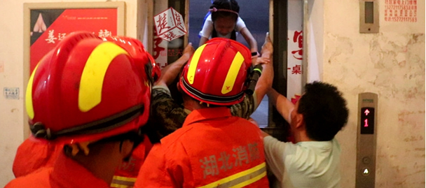 紧急!电梯卡在楼层中间小女孩被困,消防官兵破门救人