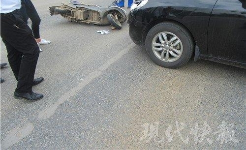 监拍男子骑电动车闯红灯,被小轿车撞飞