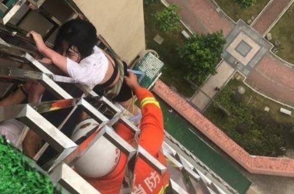Ů��һʱ�벻����18¥���� û�뵽��17¥�Ծ���ͷ