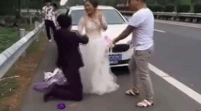 �����·�ӵ�һ���绰��ǿ���³��ڻ飬�����¹�����û��