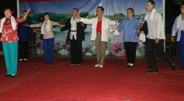 鸟巢豫剧演唱报道105《朝阳沟》演唱进社区