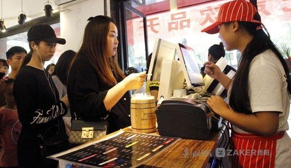 奶茶店为何刷屏?原来全是一群盲聋哑孩子在打理