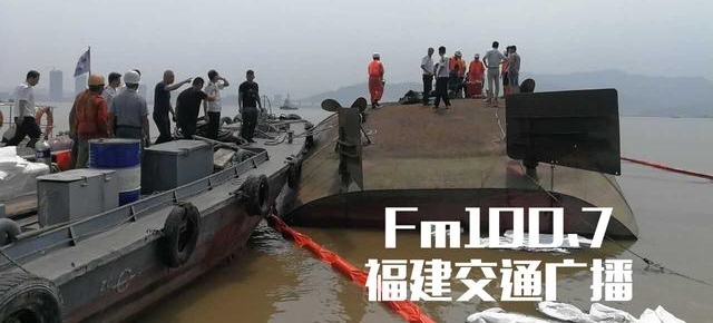 闽江福州马尾段一运沙船翻船,两船员被困,救援正紧张进行