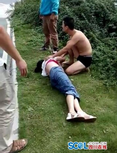 暖心!面对落水群众 这个广元90后交警毫不犹豫跳江救人