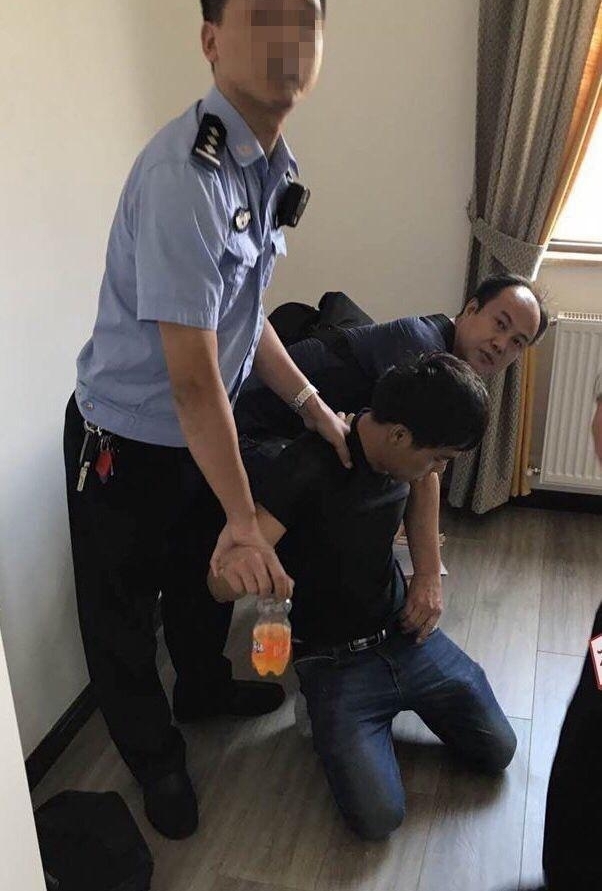 进别墅偷盗倒头睡到主人床上,一觉醒来警察到了