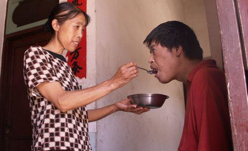 智障夫妻结婚多年不孕,医生检查后一家人难住了!这种情况怎么生