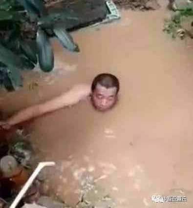 河南一水务工锛偰嗨?镄匏??紓走红 水中浸泡2小时