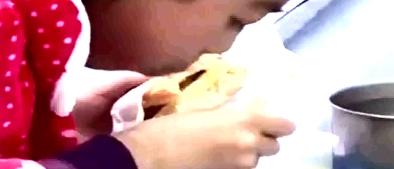 12�껨����Ů�������60�ִ��ף��߿ޱ߳ԣ�