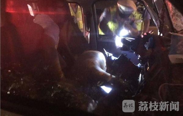 疲劳驾车深夜追尾 停靠车辆躺着也“中枪”