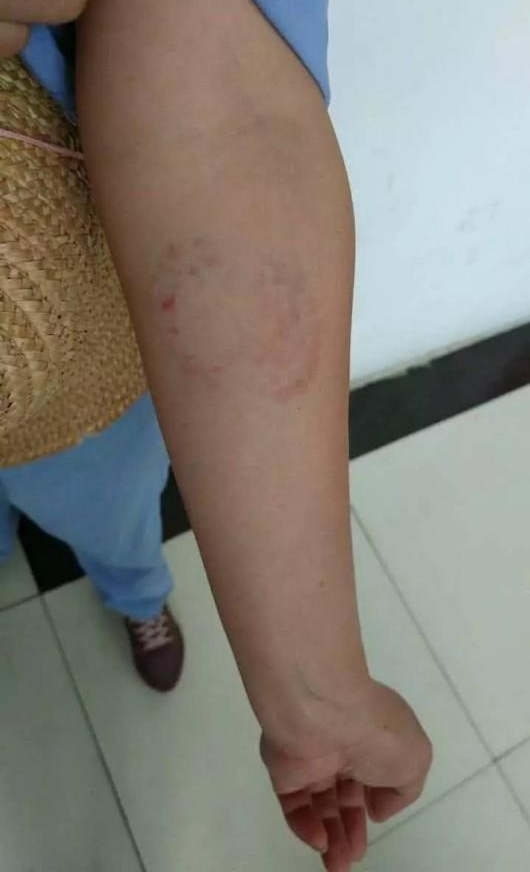 �ֵ���ҧ���谭С���̻������� ����һ���񱻾���