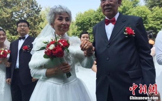 兰州大学108对校友举行集体婚礼为母校庆生
