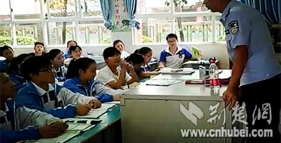 黄石民警进校园上好防盗安全教育课