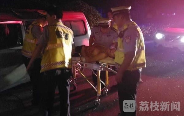 疲劳驾车深夜追尾 停靠车辆躺着也“中枪”