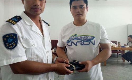 济南:公交驾驶员拾金不昧,乘客遗失物品终完璧归赵