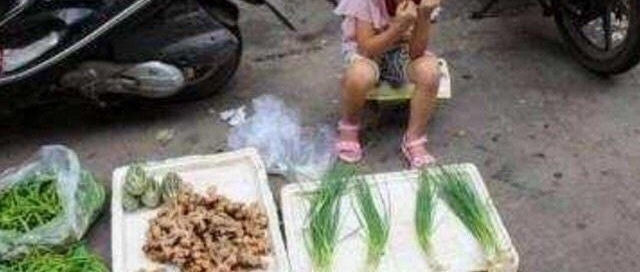 6��Ů���ڵ�̯���ˣ�������ĸ��һĻ��Ů��˲����Ȼ����