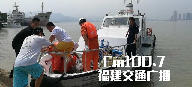 闽江福州马尾段一运沙船翻船,两船员被困,救援正紧张进行
