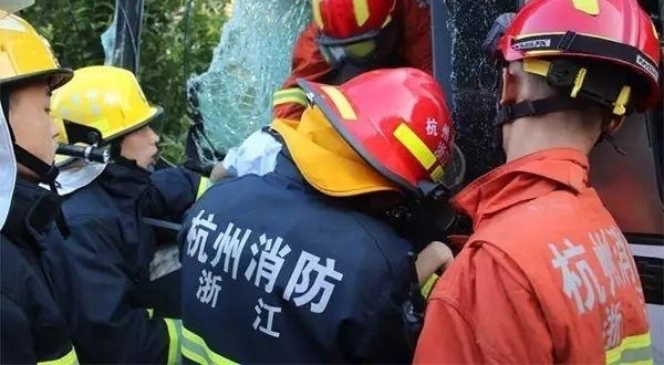 ���纼��һ��������ײ�ϵ��߸ˣ��������ˣ�˾����������