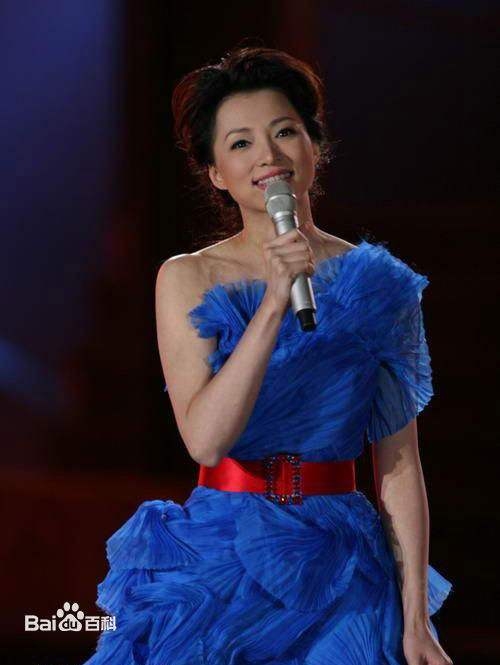 董卿跪地采访的是谁 董卿在他面前三次跪下