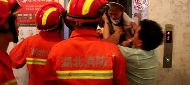 紧急!电梯卡在楼层中间小女孩被困,消防官兵破门救人
