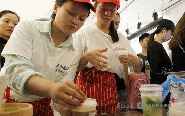 奶茶店为何刷屏?原来全是一群盲聋哑孩子在打理