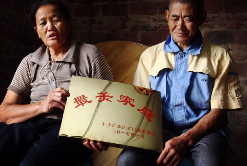 六旬老人背妻29年:一个没有视力 一个走路不好