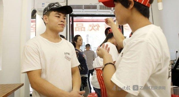 奶茶店为何刷屏?原来全是一群盲聋哑孩子在打理