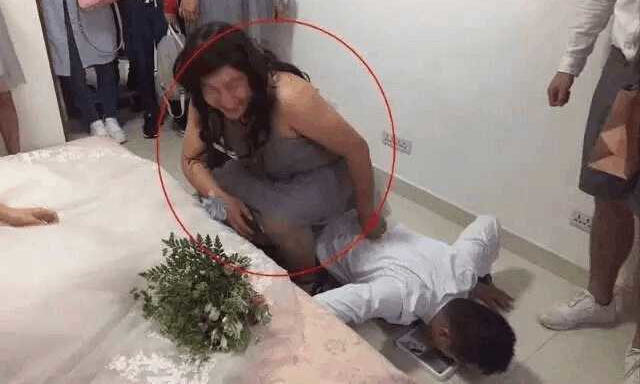 结婚现场两位伴娘把伴郎给吓跑了,整场婚礼全让伴娘占了风头!