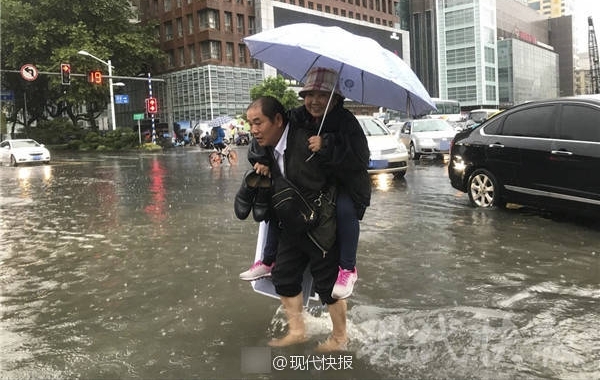 �Ͼ����������� ���챧������Ů����