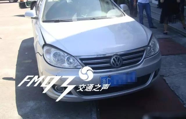 �����·��һͷײ��400����ı������������Ӷ�Ҫ����