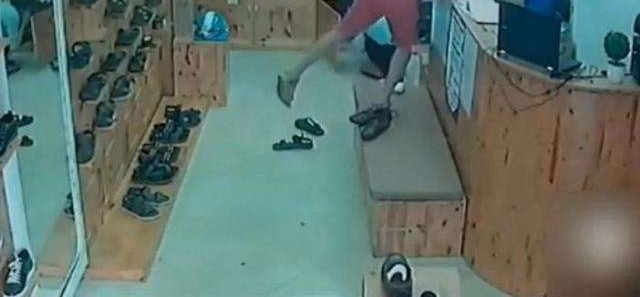 男子试鞋时趁店员不注意,竟然做了这样的事情,网友大骂无耻