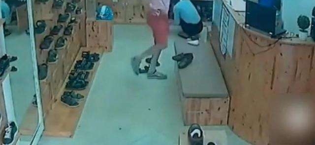 男子试鞋时趁店员不注意,竟然做了这样的事情,网友大骂无耻
