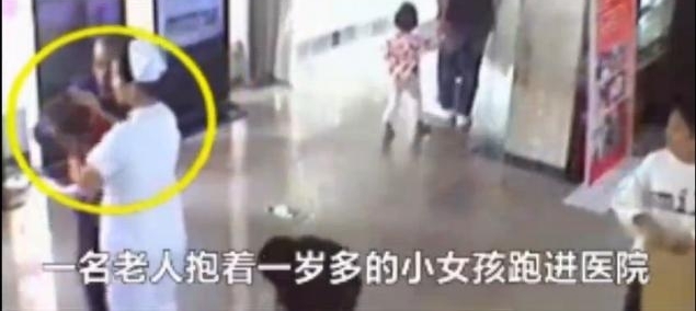 女童喝酸奶窒息护士抱她狂奔跑赢死神,儿童呛奶、异物卡喉这样做
