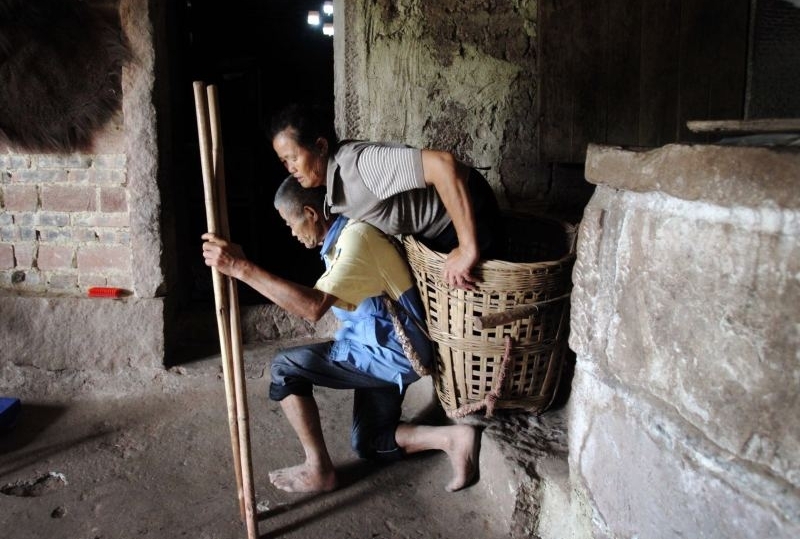 六旬老人背妻29年:一个没有视力 一个走路不好