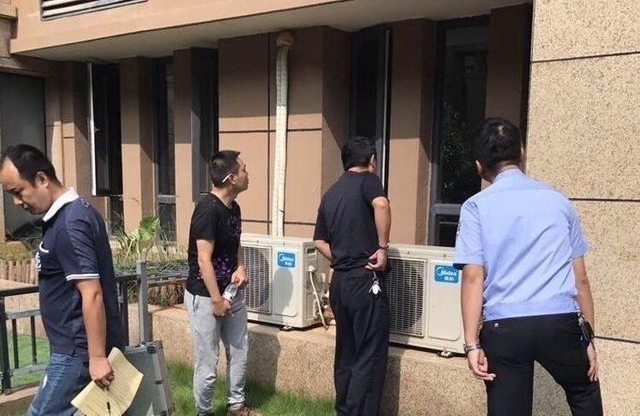 进别墅偷盗倒头睡到主人床上,一觉醒来警察到了
