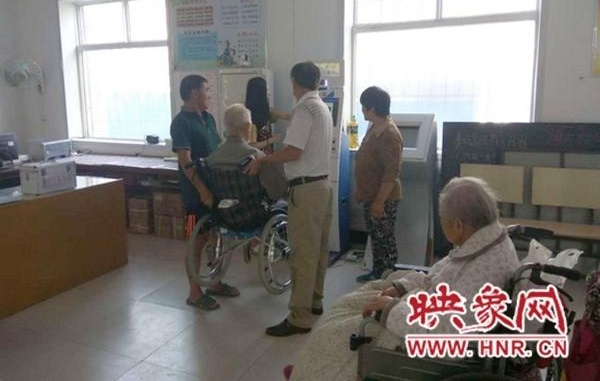 卧床老人社保认证遇难题 开封河大社区现感人一幕