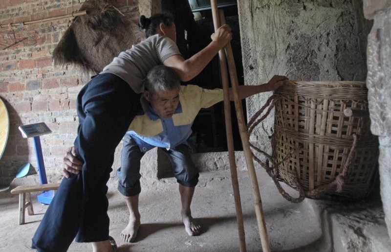 六旬老人背妻29年:一个没有视力 一个走路不好