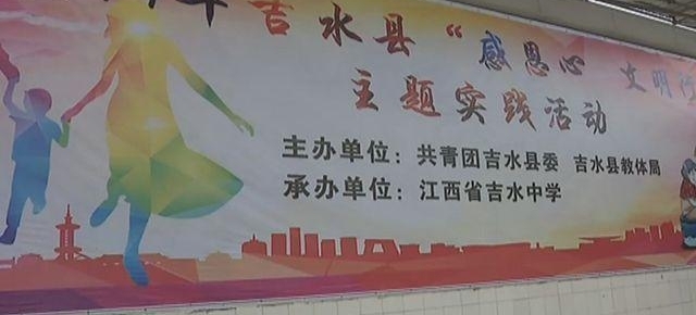 300多名学生集体给父母洗脚 家长感动眼眶湿润