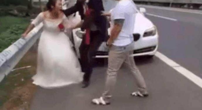 �����·�ӵ�һ���绰��ǿ���³��ڻ飬�����¹�����û��