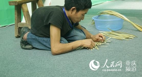 重庆残疾人“大比武”无手小伙组装计算机