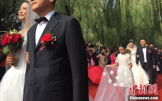 兰州大学108对校友举行集体婚礼为母校庆生