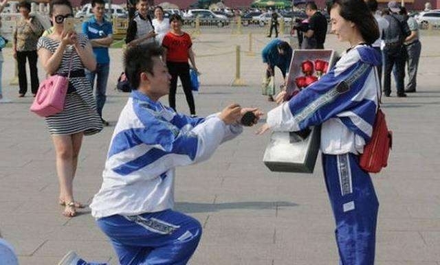 ���찲�Ź㳡, һλ����У�����к������Ů�����!