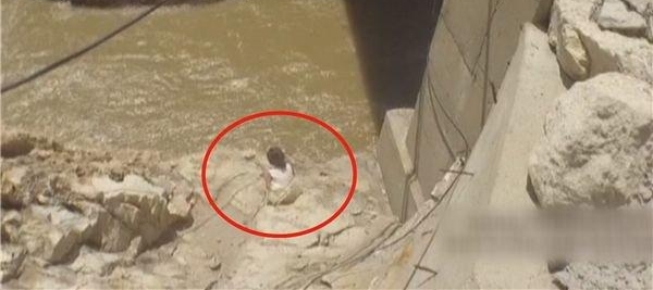 因和丈夫吵架她带着女儿一起跳海 获救后孩子抱着民警大哭