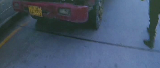 “低俗”货车!男子持假证上路被查 “低速”错印“低俗”被坑惨