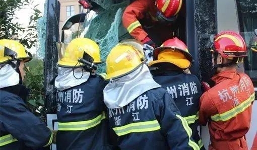 ���纼��һ��������ײ�ϵ��߸ˣ��������ˣ�˾����������